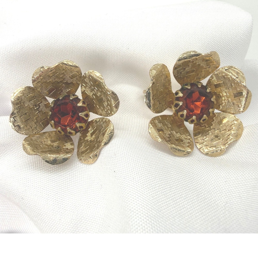 Sarah Coventry Vintage Gold Tone Textured Floral Red Rhinestone Clip On Earrings
